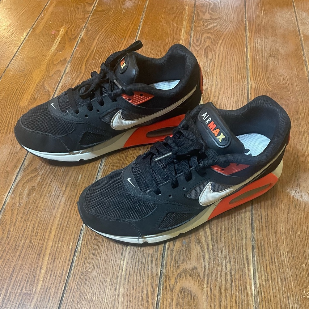 Nike Air Max IVO Black Crimson Size 8.5 Sneakers 580518-016